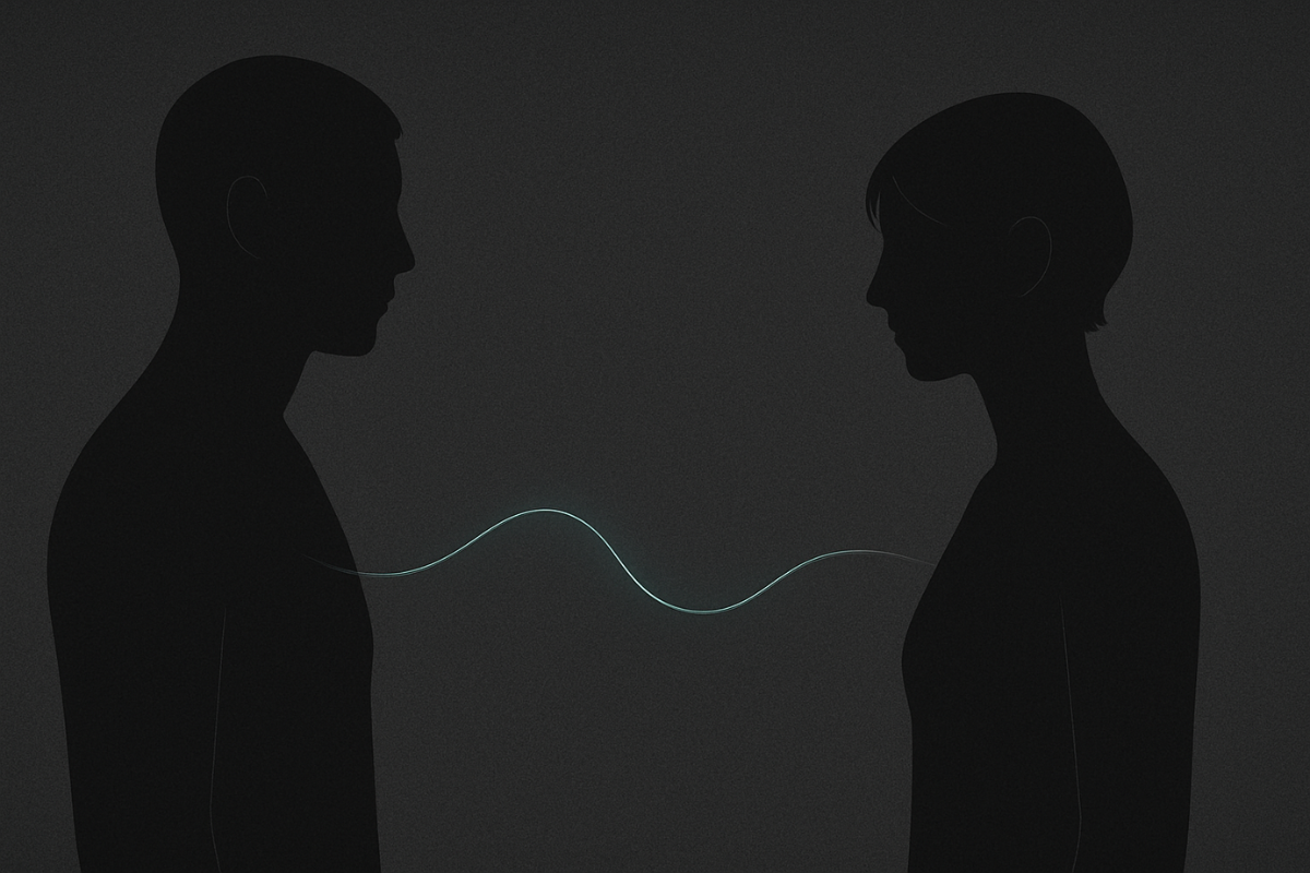 2体の人物シルエットの間を、やわらかな光のラインがつないでいるイラスト。施術者と利用者のあいだで交わされる、静かな配慮や寄り添いの感覚を表現した画像。