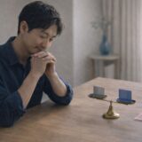 医療脱毛を比較して納得し、天秤を眺めながら判断を終えた40代男性の落ち着いた表情