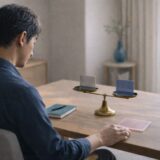 40代男性が医療脱毛クリニックを比較しながら判断しているイメージ