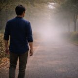 医療脱毛の効果が不安になる途中経過をイメージした霧の道