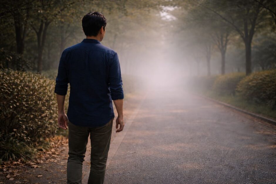 医療脱毛の効果が不安になる途中経過をイメージした霧の道