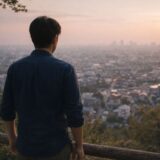 医療脱毛をやってよかったと感じた40代男性が街を見下ろしているイメージ