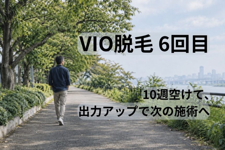 静かな遊歩道を前に向かって歩く40代男性の後ろ姿